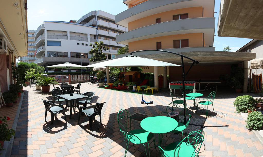 Hotel Nel Pineto Montesilvano Marina Esterno foto