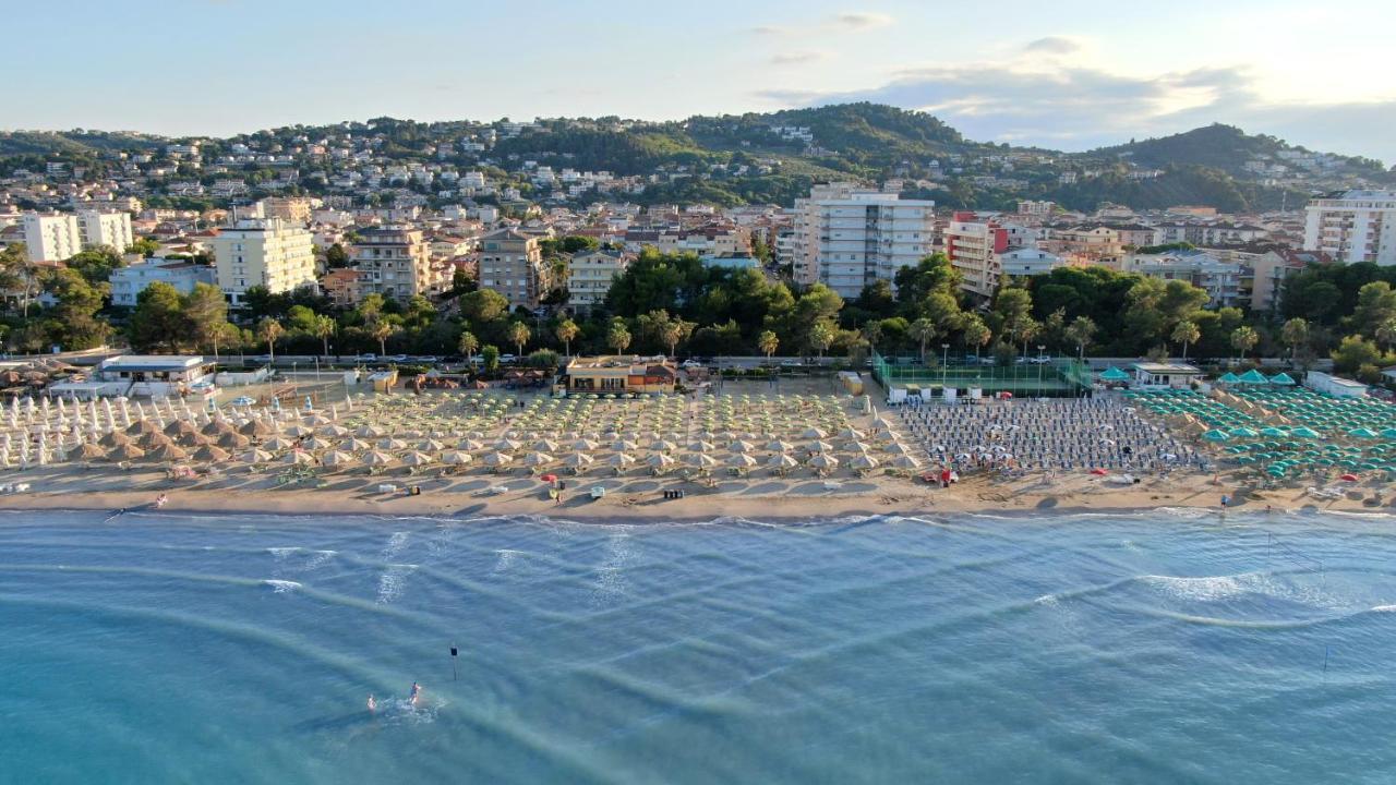 Hotel Nel Pineto Montesilvano Marina Esterno foto